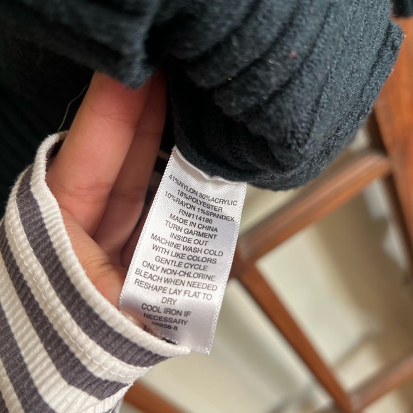 Geometric Patterned Sweater (L) - Picture 2 of 3